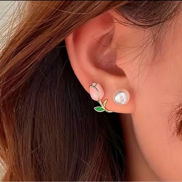 Unranded Jewelry - NWT! Imitation Pearl Ladies Stud Earrings Fashion Tulip Flower Front And Back.